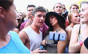 Nhiều liên hoan âm nhạc cấm sử dụng 'gậy tự sướng'